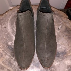 BRAND NEW Vince Camuto olive grey leather boots